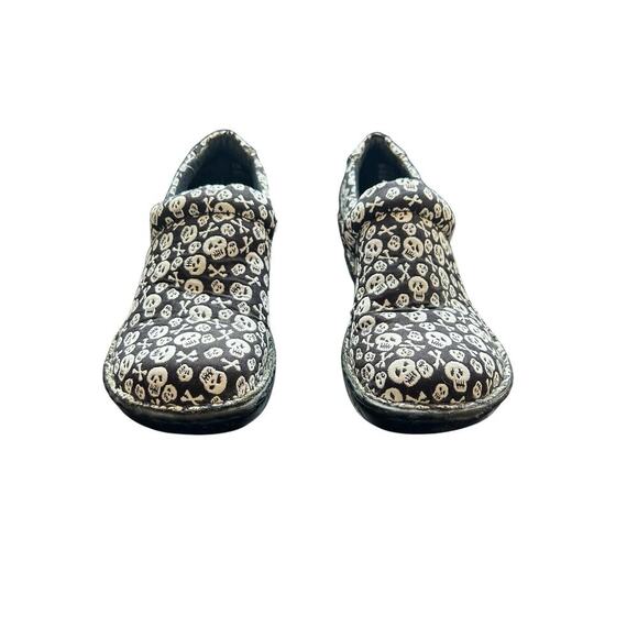 Boc Born Peggy Skull & Cross Bone Slip On Wedge Comfort Clogs Black White Sz 6.5 - Picture 4 of 10